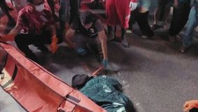 Korban diketahui merupakan warga asal Lubuk Linggau, Sumatra Selatan (Sumsel). Aparat Polresta Bukittinggi kini telah melakukan evakuasi terhadap jenazah korban.