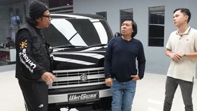 Komeng nampak tengah di bengkel bersama Gofar Hilman.