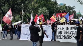 Sejumlah massa yang tergabung dalam aliansi Perjuangan Warga Kebon Sayur melakukan aksi demonstrasi di depan Gedung Balai Kota DKI Jakarta, Jakarta Pusat, Senin 21 April 2025.