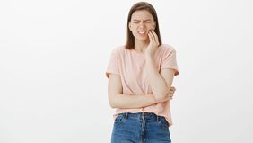 Sakit gigi bukan hanya menimbulkan nyeri, tapi juga bisa mengganggu produktivitas dan kualitas hidup. Cari cara mengatasi sakit gigi yang cepat dan efektif? Temukan solusi alami dan medis yang terbukti ampuh meredakan nyeri. 