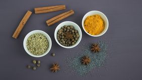 Kunyit putih atau yang dikenal dengan nama ilmiah Curcuma zedoaria adalah salah satu tanaman herbal yang semakin populer di kalangan pecinta pengobatan tradisional.