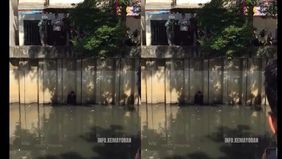 Dalam upaya melarikan diri dari kejaran warga. Peristiwa tersebut terjadi saat pria itu dikejar usai diduga merampas barang milik seorang pejalan kaki. Untuk menghindari tangkapan, namun aksinya tetap menarik perhatian warga sekitar.
