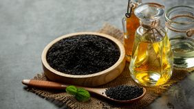 Habatussauda, atau jintan hitam, dikenal sebagai herbal serbaguna yang kaya manfaat. Dengan kandungan aktif seperti thymoquinone, habatussauda membantu meningkatkan daya tahan tubuh, mengontrol gula darah, menjaga kesehatan jantung, meredakan asma.