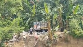Dalam video, tampak pelaku melemparkan sampah ke sungai tanpa rasa bersalah. Aksi ini langsung memicu kemarahan warganet yang khawatir akan dampak pencemaran dan banjir.