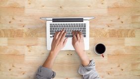 Touch typing atau mengetik dengan 10 jari adalah metode mengetik dengan keseluruhan jari tangan tanpa perlu melihat keyboard. 