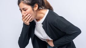 Asam lambung atau gastroesophageal reflux disease (GERD) terjadi ketika asam dari lambung naik ke kerongkongan yang biasanya ditandai dengan gejala rasa terrbakar di dada, sering sendawa, perut terasa penuh, batuk kering kronis, dan suara serak. 