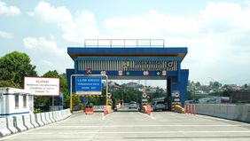 Tarif Ruas Jalan Tol Semarang Seksi A,B,C yang dikelola oleh PT Jasamarga Transjawa Tol (JTT) naik mulai Sabtu, 26 April 2025 pukul 00.00 WIB.
