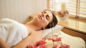 Stretch mark sering menjadi tanda yang tak diinginkan di kulit, muncul tanpa disadari dan sulit dihilangkan. Meski tidak berbahaya, garis-garis ini kerap mengganggu penampilan dan menurunkan rasa percaya diri. 