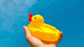 Squishy adalah mainan yang lucu dan empuk yang umumnya disukai oleh anak-anak, untuk mendapatkan mainan tersebut kita bisa membuatnya sendiri di rumah tanpa harus beli, lho! Ini dia cara mudah dan sederhana membuat squishy sendiri di rumah. 
