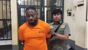 Seorang Warga Negara Asing (WNA) asal Afrika mengamuk dan merusak sejumlah barang di sebuah supermarket, hingga akhirnya diamankan oleh pihak kepolisian. Peristiwa ini menjadi sorotan setelah viral di media sosial pada Sabtu, 26 April 2025.