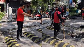 Rekaman video yang memperlihatkan sederet polisi tidur yang terpasang berjejer dalam empat baris dengan ukuran yang melebihi ketentuan standar menjadi viral di media sosial.