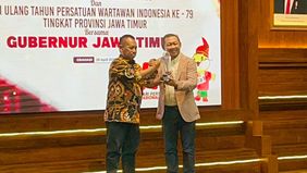 Dwi Eko Lokononto, yang akrab disapa Luki, Pemimpin Redaksi Beritajatim.com, meraih penghargaan Tokoh Pers 2025 dari Persatuan Wartawan Indonesia (PWI) Jawa Timur. 