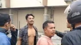 Insiden mengejutkan terjadi di Ruko Plaza Bekasi Jaya Blok C14, Jalan Ir. H. Djuanda. Sejumlah jurnalis yang tengah melakukan peliputan terkait dugaan penyalur kerja bodong justru mengalami intimidasi dari orang tak dikenal.