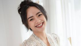 Ayu Puspa tengah menjadi perhatian di media sosial setelah ia mengikuti tren Kim Seon Ho salah satu pemain di drama korea berjudul When Life You Tangerines.