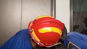 Tidak membutuhkan waktu lama petugas berhasil membuka pintu tersebut dengan aman, menurunkan 4 orang petugas dibantu alat seperti APD, Holigant Tools dan Fire Axe Rescue.
