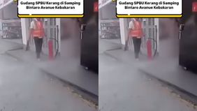 Petugas panik saat keluar asap pekat dari gudang.