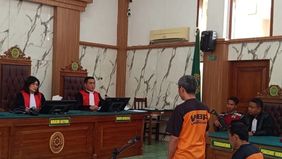 Kasus penanaman ganja ilegal kembali mengguncang publik. Tiga terdakwa yang terbukti mengelola ladang ganja di lereng Gunung Semeru, tepatnya di Dusun Pusung Duwur, Desa Argosari, Kecamatan Senduro, dijatuhi hukuman berat oleh Pengadilan Negeri (PN) 