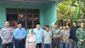 Bupati Bantul, Abdul Halim Muslih, menawarkan tempat tinggal sementara di rumah dinas untuk Mbah Tupon yang tengah menghadapi sengketa tanah.