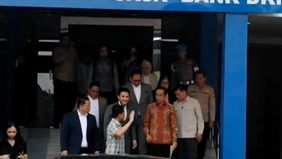Jokowi datang didampingi pengacaranya. Jokowi memakai baju batik.