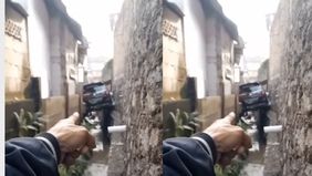 Salah satu mobil yang terjebak banjir beberapa waktu lalu di daerah Selajambe, Cianjur, terlihat terperangkap di atas selokan kecil dan dinding rumah milik penduduk setempat.