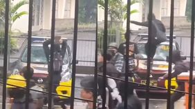 Aksi memperingati Hari Buruh Internasional atau May Day di Kota Bandung yang awalnya berlangsung tertib, berakhir dengan kericuhan. Kegiatan tersebut digelar pada Kamis, 1 Mei 2025, berlokasi di Taman Cikapayang, Bandung, Jawa Barat.