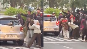 Sebuah insiden terjadi saat aksi unjuk rasa buruh di Jalan Urip Sumohardjo, Makassar, Kamis, 1 Mei 2025. Sebuah mobil milik seorang ibu dirusak oleh sekelompok orang berpakaian serba hitam yang diduga menyusup dalam aksi tersebut.