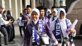 Prosesi penyambutan berlangsung penuh haru dan sukacita di jalur Fast Track atau Makkah Route Bandara Madinah. Para jemaah disambut hangat oleh Duta Besar RI untuk Arab Saudi Abdul Aziz, Konsul Jenderal RI di Jeddah Yusron Ambari, Direktur Tempat Pem