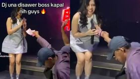 Beberapa waktu lalu, media sosial ramai memperbincangkan sebuah video yang memperlihatkan seorang pria, yang diduga merupakan Wali Kota Tual, Ahmad Yani Renuat, menyawer DJ Una dengan sejumlah uang pecahan Rp100.000 di sebuah klub malam yang terletak