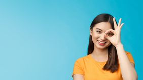 Di era digital saat ini, lebih banyak orang, mulai dari anak-anak hingga orang dewasa, mengalami gangguan penglihatan seperti miopia atau mata minus. Pemicu utama termasuk terlalu banyak aktivitas di depan layar dan pola hidup yang tidak sehat.
