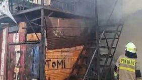 Keterangan saksi-saksi sekitar pukul 08.45 WIB, asap terlihat di kantor servis kontainer dan ada juga yang menyebut api berasal dari kotak mesin pendingin di bagian luar.