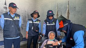 Salah satu wujud kesiapsiagaan itu terlihat saat kedatangan jemaah asal embarkasi Jakarta Pondok Gede kloter 5 (JKG-05), yang mendarat pada pukul 09.46 waktu Arab Saudi. Tim kesehatan segera memberikan layanan medis kepada beberapa jemaah yang membut
