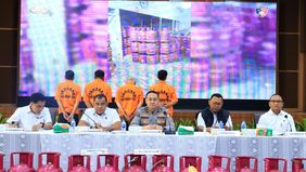 Gas LPG subsidi isinya disuntikkan ke tabung gas LPG yang tak disubsidi.