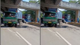 Beton beton yang membatasi jalur kendaraan dari Tol terlihat berhamburan.