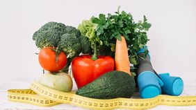 Memiliki berat badan ideal bukan sekadar soal penampilan, tetapi juga kunci untuk hidup lebih sehat dan bugar. Banyak orang terjebak dalam diet ketat dan metode instan yang justru berisiko bagi tubuh. Untuk itu, temukan cara diet yang sehat dan alami