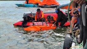 Kapal feri KMP Muchlisa Makassar dilaporkan tenggelam di Teluk Balikpapan, Kalimantan Timur. Dalam upaya pencarian yang berlangsung intensif, Tim SAR gabungan akhirnya menemukan satu korban meninggal dunia, pada Selasa, 6 Mei 2025.
