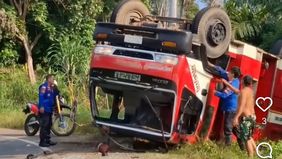 Korban tewas akibat tertimpa mobil.
