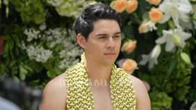 Maxime Bouttier terlihat membaca salawat jelang prosesi siraman pernikahannya dengan Luna Maya.