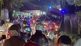 Sebuah truk dilaporkan terperosok di dekat RSUD Tapos, Depok, pada Senin, 6 Mei 2025 malam sekitar pukul 19.00 WIB.