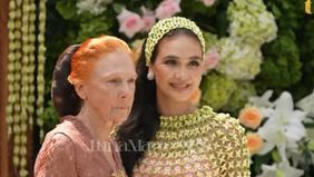 Luna Maya menggelar acara siraman dengan menggunakan adat Jawa, jelang hari pernikahannya dengan Maxime Bouttier.