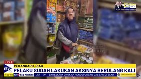 Tampak Seorang Perempuan Paruh Baya Tengah Mencuri Belasan Kaleng Sarden.
