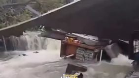 Tembok menimpa gerobak pedagang