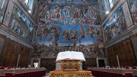 Pemilihan Paus ke-267 Gereja Katolik akan resmi dimulai Rabu malam, 7 Mei 2025 waktu setempat. Sebanyak 133 kardinal pemilih akan berkumpul di bawah langit-langit berkubah karya Michelangelo di Kapel Sistina untuk menjalani proses konklaf yang sangat