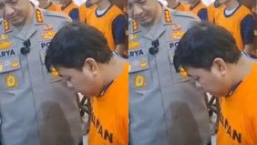 Seorang guru mengaji berinisial SA (49) ditangkap aparat kepolisian atas dugaan pencabulan terhadap belasan korban, termasuk komika ternama EP. Pelaku yang juga guru SD dan PNS ini diduga telah melakukan aksi bejatnya 2004.