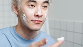 Memutihkan wajah pria tidak terlalu sulit jika dilakukan secara teratur dan dengan cara yang tepat. Untuk mendapatkan kulit yang cerah dan sehat dalam jangka panjang, pilih metode alami dan aman daripada produk instan. 