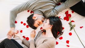Cara merangsang wanita bukanlah sekadar teknik; itu lebih tentang membangun hubungan emosional, komunikasi terbuka, dan empati yang tulus. Pasangan dapat mencapai kebahagiaan maksimal bersama dengan menggabungkan foreplay, stimulasi fisik dan mental,