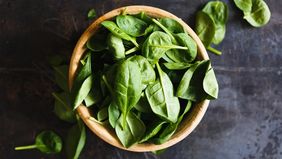 Daun kemangi bukan hanya pelengkap hidangan semata, tetapi juga tanaman herbal yang menyimpan banyak manfaat kesehatan. Mulai dari menjaga kesehatan jantung, meningkatkan imunitas, hingga merawat kulit dan mata. 