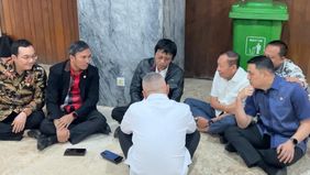 Salah satu anggota DPR RI yang duduk bersama ialah Adian Napitupulu