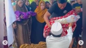 Belakangan, seorang balita lainnya berinisial NW (2) juga meninggal akibat luka bakar serius. Korban meninggal kala dirawat di RS Hermina Kendari.