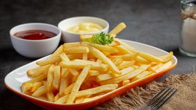 Kentang bukan sekadar makanan pengganti nasi atau camilan ringan. Dengan kandungan karbohidrat kompleks, vitamin C, kalium, serat, dan vitamin B6, kentang layak disebut sebagai superfood serbaguna yang mendukung energi, pencernaan, kesehatan jantung.