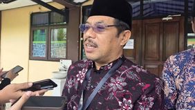 Seorang calon haji asal Taman, Sidoarjo, Jawa Timur, Nur Fadilah (46), yang tergabung dalam Kloter 20 Embarkasi Surabaya, meninggal dunia saat berada di dalam pesawat menuju Madinah pada Kamis pagi, 8 Mei 2025 waktu setempat.